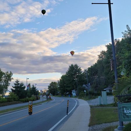 Kokomo Inn Bed And Breakfast Ottawa-Gatineau'S Only Tropical Riverfront B&B On The National Capital Cycling Pathway Route Verte #1 - For Adults Only - Chambre D'Hotes Tropical Aux Berges Des Outaouais Bnb #17542O Ngoại thất bức ảnh