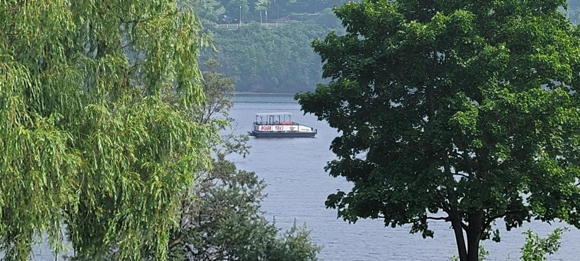 Kokomo Inn Bed And Breakfast Ottawa-Gatineau'S Only Tropical Riverfront B&B On The National Capital Cycling Pathway Route Verte #1 - For Adults Only - Chambre D'Hotes Tropical Aux Berges Des Outaouais Bnb #17542O Ngoại thất bức ảnh