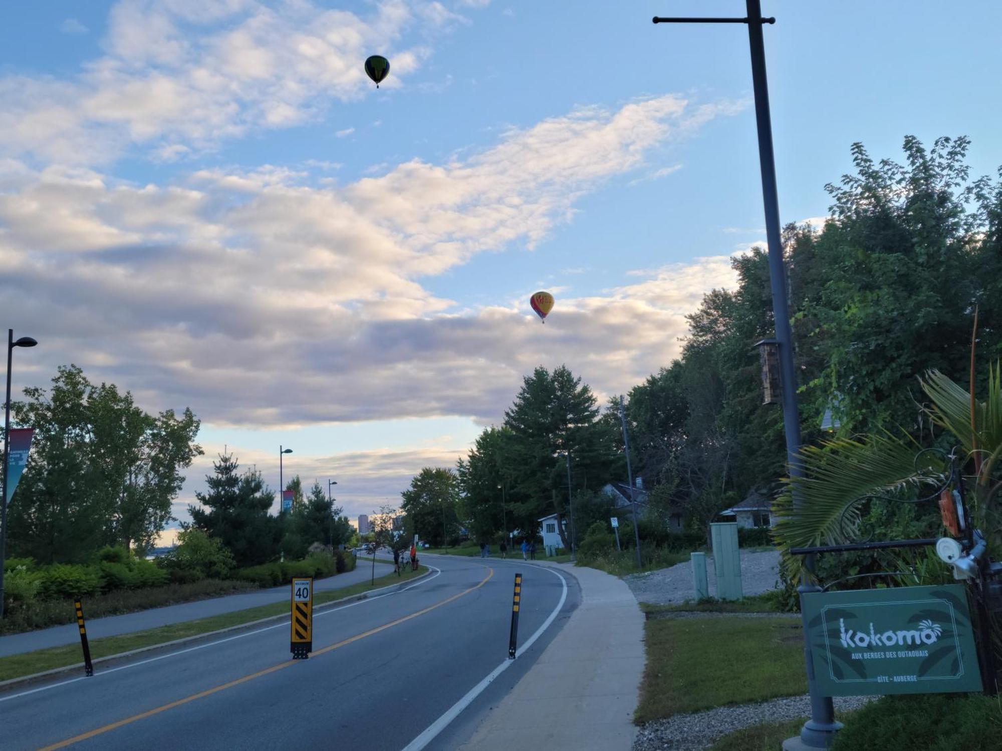 Kokomo Inn Bed And Breakfast Ottawa-Gatineau'S Only Tropical Riverfront B&B On The National Capital Cycling Pathway Route Verte #1 - For Adults Only - Chambre D'Hotes Tropical Aux Berges Des Outaouais Bnb #17542O Ngoại thất bức ảnh
