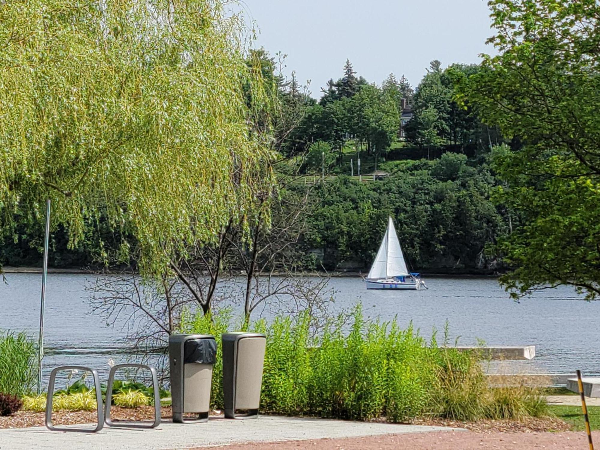 Kokomo Inn Bed And Breakfast Ottawa-Gatineau'S Only Tropical Riverfront B&B On The National Capital Cycling Pathway Route Verte #1 - For Adults Only - Chambre D'Hotes Tropical Aux Berges Des Outaouais Bnb #17542O Ngoại thất bức ảnh