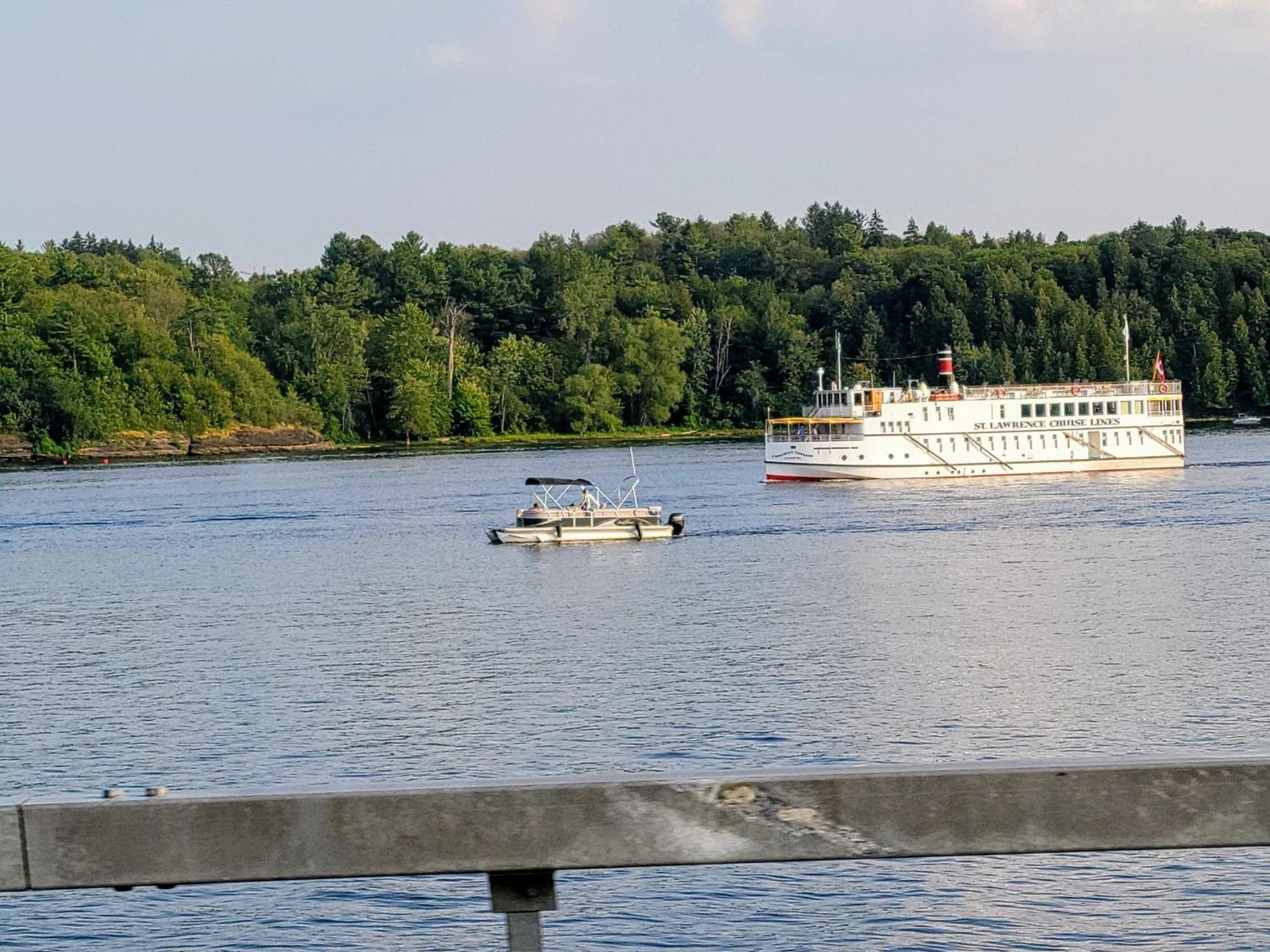 Kokomo Inn Bed And Breakfast Ottawa-Gatineau'S Only Tropical Riverfront B&B On The National Capital Cycling Pathway Route Verte #1 - For Adults Only - Chambre D'Hotes Tropical Aux Berges Des Outaouais Bnb #17542O Ngoại thất bức ảnh