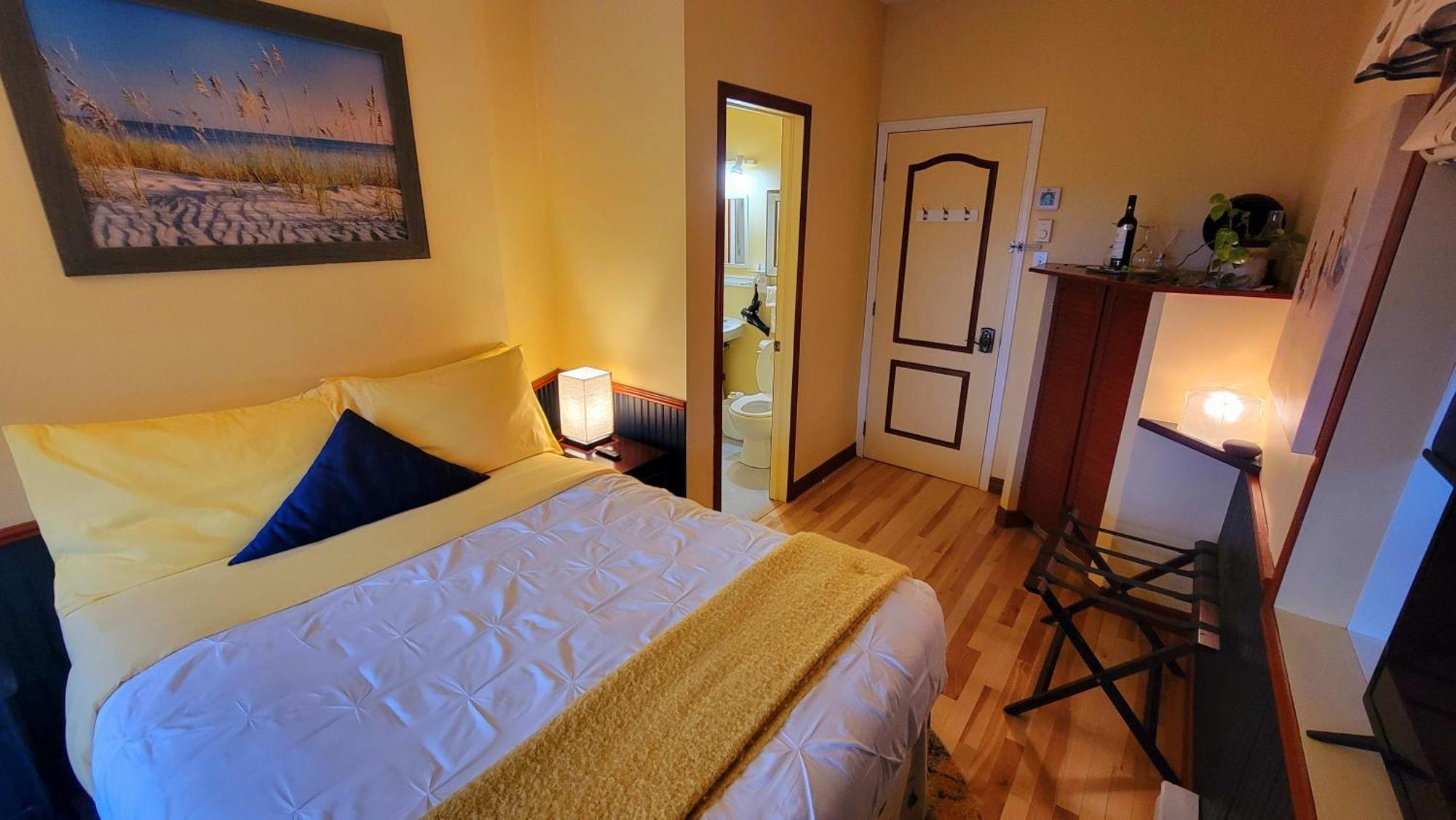 Kokomo Inn Bed And Breakfast Ottawa-Gatineau'S Only Tropical Riverfront B&B On The National Capital Cycling Pathway Route Verte #1 - For Adults Only - Chambre D'Hotes Tropical Aux Berges Des Outaouais Bnb #17542O Ngoại thất bức ảnh