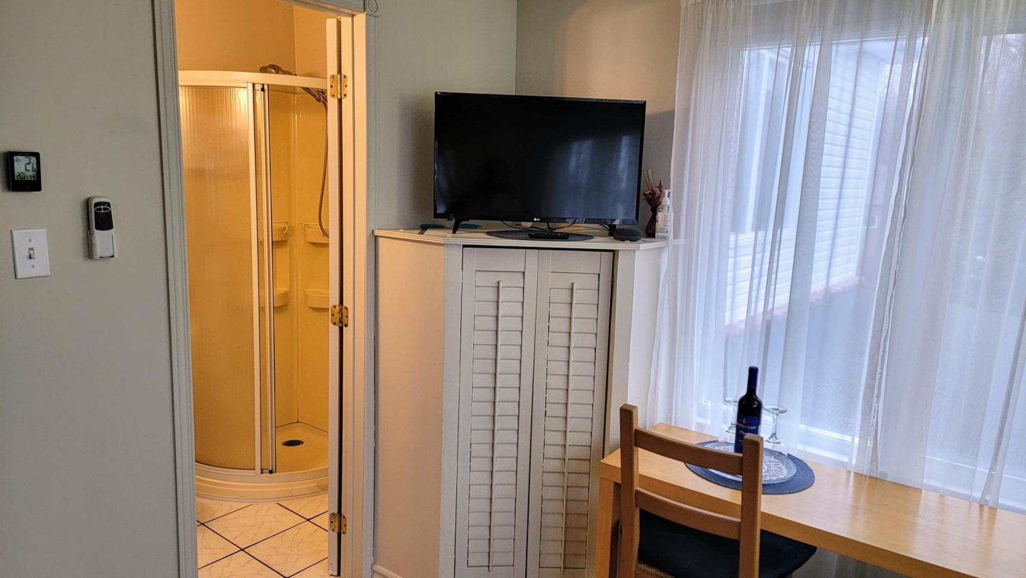 Kokomo Inn Bed And Breakfast Ottawa-Gatineau'S Only Tropical Riverfront B&B On The National Capital Cycling Pathway Route Verte #1 - For Adults Only - Chambre D'Hotes Tropical Aux Berges Des Outaouais Bnb #17542O Ngoại thất bức ảnh