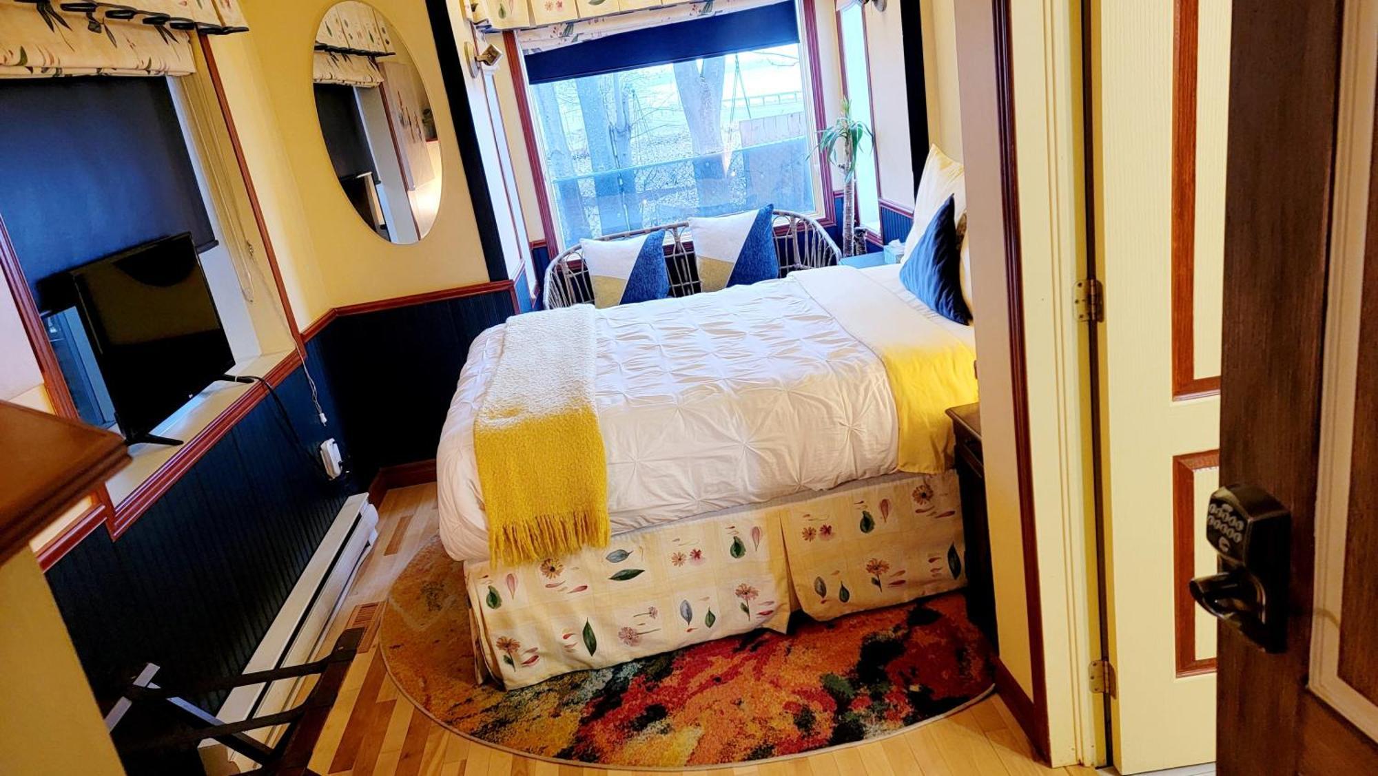 Kokomo Inn Bed And Breakfast Ottawa-Gatineau'S Only Tropical Riverfront B&B On The National Capital Cycling Pathway Route Verte #1 - For Adults Only - Chambre D'Hotes Tropical Aux Berges Des Outaouais Bnb #17542O Ngoại thất bức ảnh