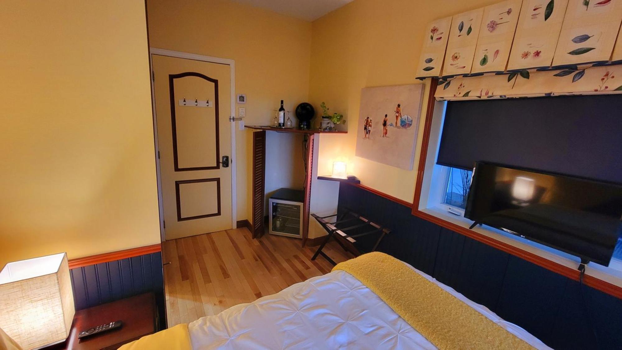 Kokomo Inn Bed And Breakfast Ottawa-Gatineau'S Only Tropical Riverfront B&B On The National Capital Cycling Pathway Route Verte #1 - For Adults Only - Chambre D'Hotes Tropical Aux Berges Des Outaouais Bnb #17542O Phòng bức ảnh